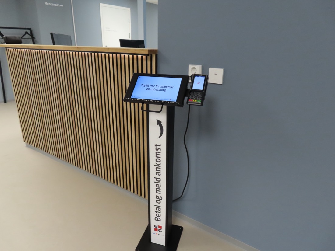 Selvinnsjekk- og betalingsautomat ved inngangen